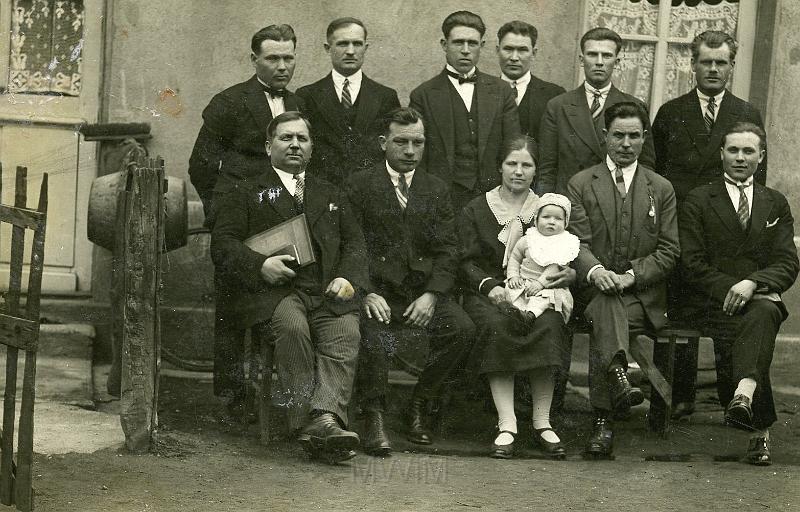KKE 302.jpg - od lewej: II rząd od dołu, czwarty Piotr Szylkin z kolegami. lata 30 XX wieku.